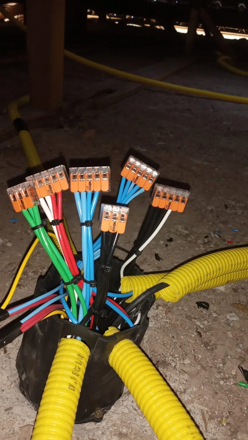 Conexões elétricas organizadas durante execução técnica da CWC