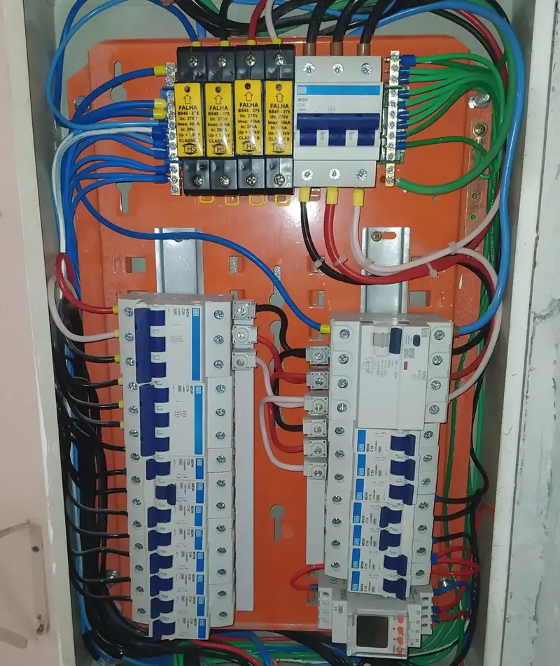 DPS instalado em quadro elétrico para proteção contra surtos