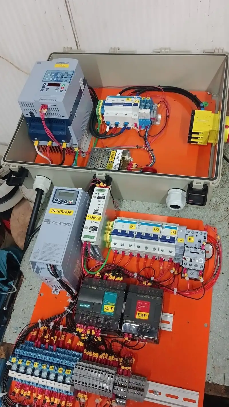 Painel de controle elétrico montado com organização técnica