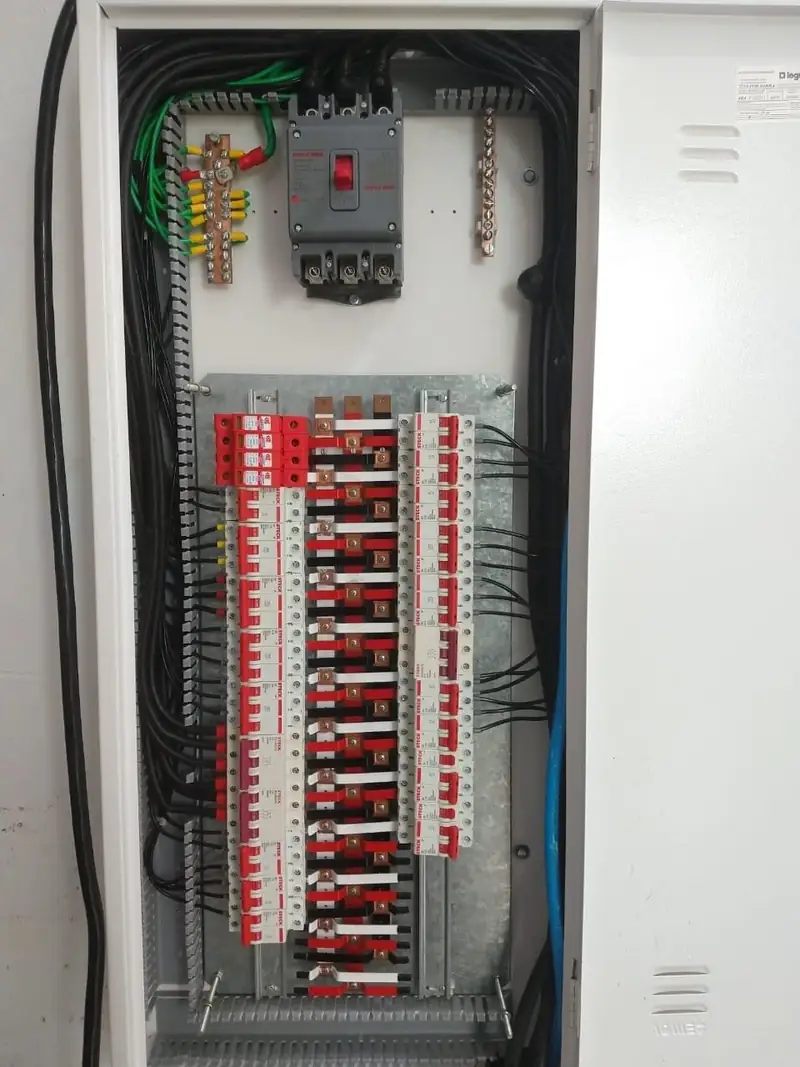 Quadro elétrico organizado com identificação de circuitos