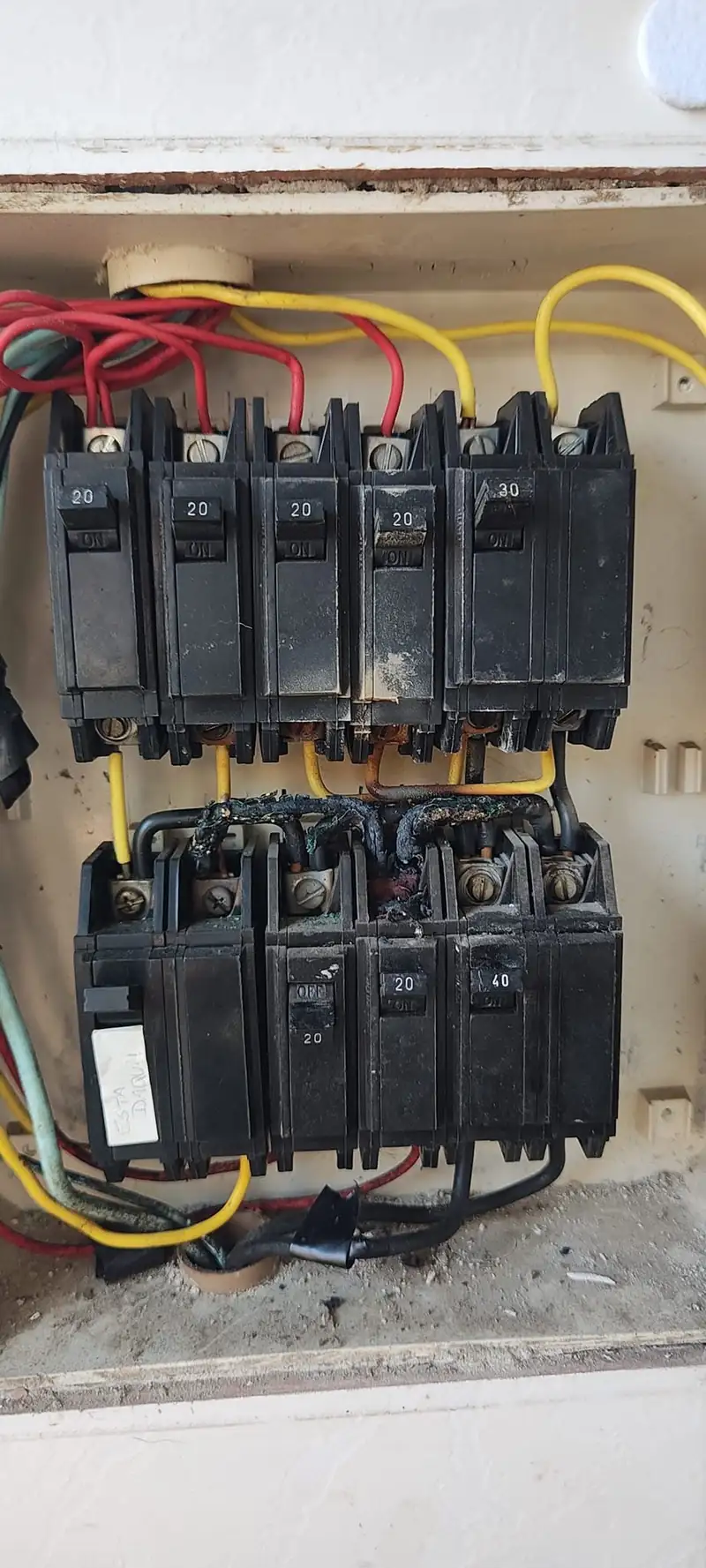 Quadro elétrico com sinais de aquecimento