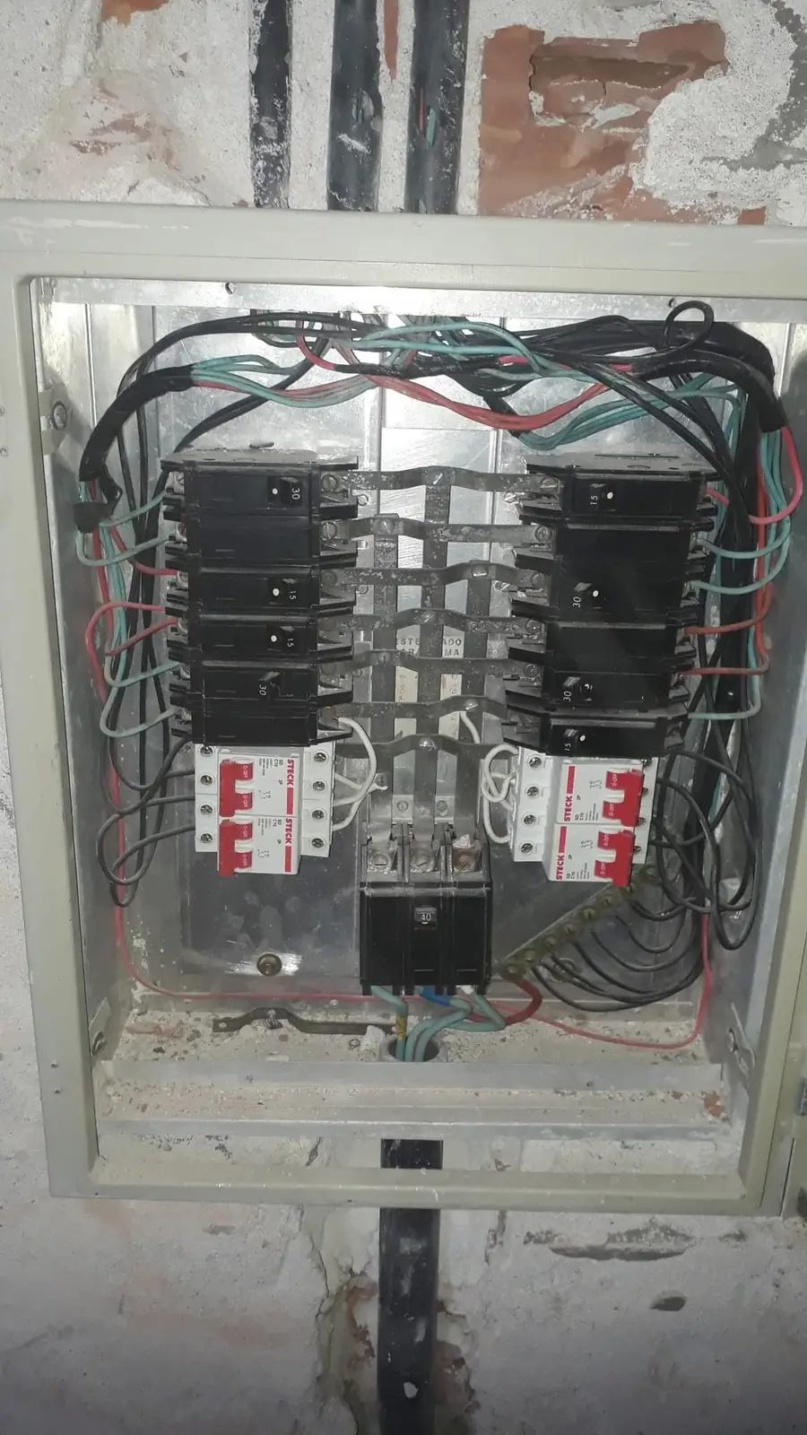 Quadro antigo com componentes de padrões distintos