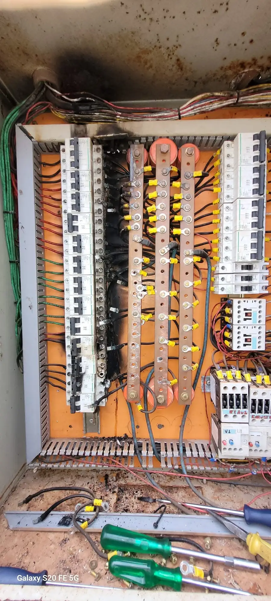 Disjuntor e quadro elétrico com sinais de dano térmico